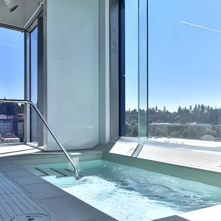 2BR Penthouse | Gym, Pool | Bellevue | Sophari A