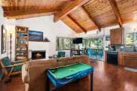 Open Concept Living and Scenic Deck - Charming Cozy Cabin Hotels in Crestline