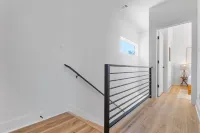 Private Patio and Modern Kitchen for Groups - Stylish Haven Hotels in Montopolis