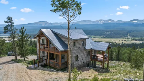 Hot Tub, Balconies, and Spacious Deck - Stunning Mountain Retreat
