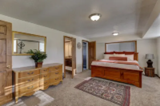 Breathtaking Mountain Views and Cozy Living Space - Inviting Escape Hotels in 