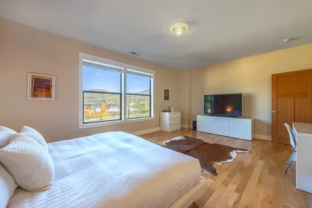 Panoramic Columbia River Views and Spacious Deck - Stylish Escape