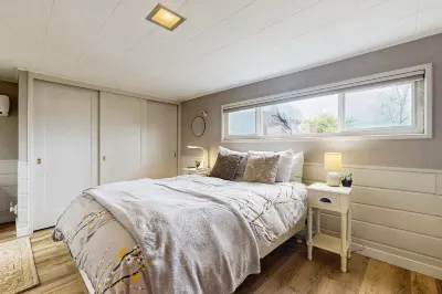 Sunsets over Sound | Water-View Getaway on Half-Acre | Walk to Dining T L Sea Diving 주변 호텔
