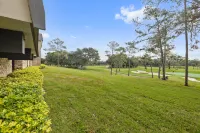 Golf Course View with Modern Comforts and Dining Options - Serene Retreat Hotel di Palm Harbor