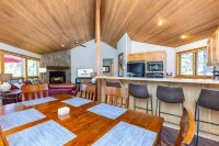Private Hot Tub and Scenic Forest Views - Charming Tranquil Retreat