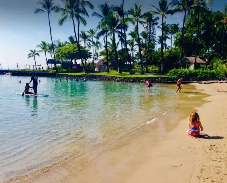 Kona Coastal Getaway – A Short 5 Min Walk from Beach, Shops & Vibrant Ali‘I Dr! Отели рядом с достопримечательностью «Маниниауоли Бич»