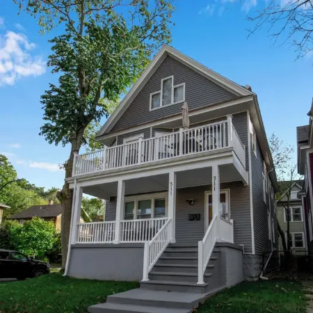 Family-Friendly 6-bedroom house in Charming Buffalo with WiFi, AC
