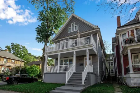 Family-Friendly 6-bedroom house in Charming Buffalo with WiFi, AC