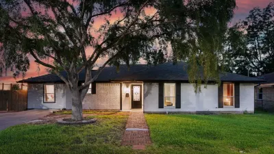 Stylish Houston Getaway - Outdoor Movie Theater, Hot Tub &BBQ Oasis ~ Sleeps 10! Hotels in North Houston