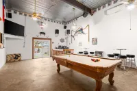 Lake Travis Waterfront lodge/Dock/Firepit/Outdr Lux Hotels in Lago Vista