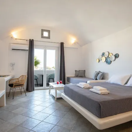 Sea View Beach Hotel Отели рядом с достопримечательностью «Пляж Периволос»