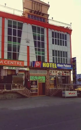 River Palace Hotel Отели рядом с достопримечательностью «Qambar Chowk»
