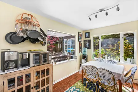 Magnolia on the Hill Отели рядом с достопримечательностью «Фишерменс Терминал»