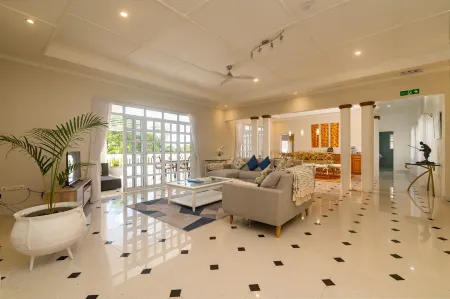 2 Bed Villa - Sleeps 4 - Pets - Pool - Garden