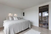 Captivating 3-Bed Villa in Halanda with Lake View Các khách sạn ở 