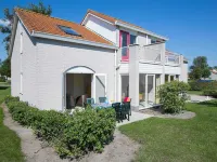 Semi-Detached Bungalow with Washing Machine, Beach at 500 m Hotels near Chaletpark Everything Changes Ellemeet