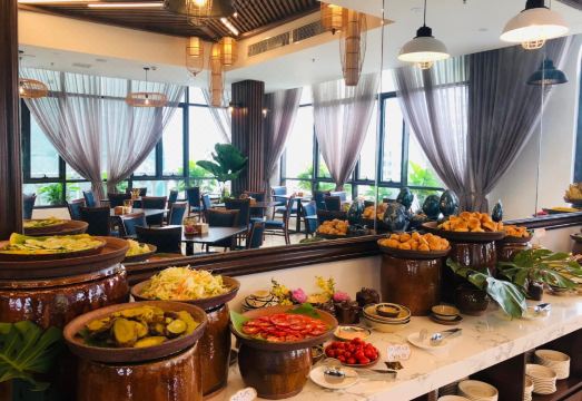 하 롱 뉴 센츄리 호텔 외관 및 수영장