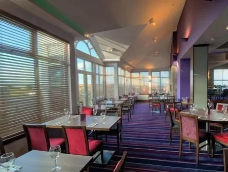 Horizon Hotel Отели рядом с достопримечательностью «Библиотека Форхилл Бранч»