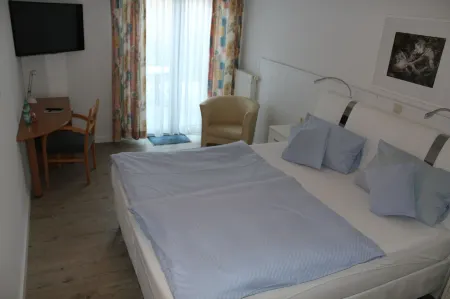 Hotel Zum Goldenen Wagen Отели в г. Кляйнес Визенталь