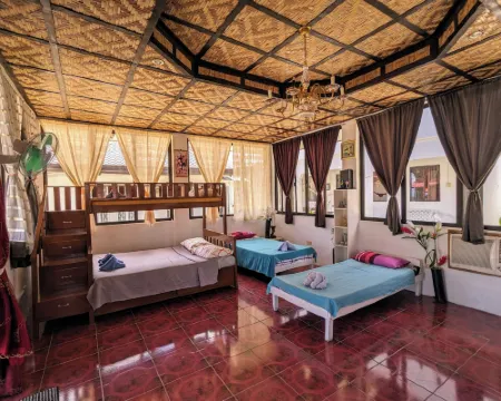 MDF Beach Resort and Day Tours Hotéis em Samboan