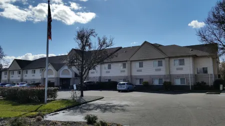 Days Inn & Suites by Wyndham Vancouver Отели в г. Орчардс