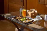 10GR Boutique Hotel & Wine Bar