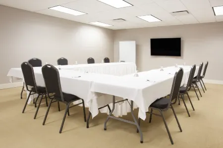 Revolution Hotel Отели в г. Ледук