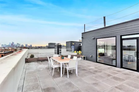 Dharma Home Suites Hoboken at Novia Отели рядом с достопримечательностью «Технологический институт Стивенс»