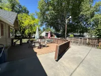 Spacious Retreat with Pool and Condos - Luxurious Escape