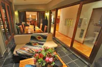 Villa Chad Luxury Guesthouse Hotels in Kleinmond