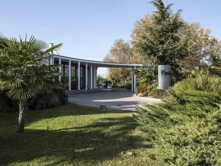 FlyOn Hotel & Conference Center Отели рядом с достопримечательностью «Museo Lamborghini»