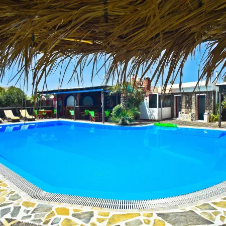 Holiday Beach Resort Santorini Отели рядом с достопримечательностью «Пляж Перисса»