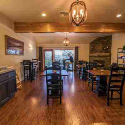 Pine Ridge Inn Dining/Meeting Rooms