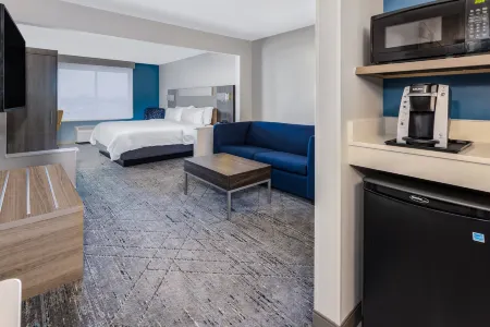 Holiday Inn Express & Suites Vineland Millville Отели рядом с достопримечательностью «The Landis Theater»