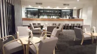 Bay Plaza Hotel - bar