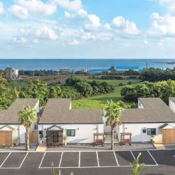Jeju Stay Eden Dokche Poolvila Pension Отели рядом с достопримечательностью «Тематический парк Sunrise Lands»