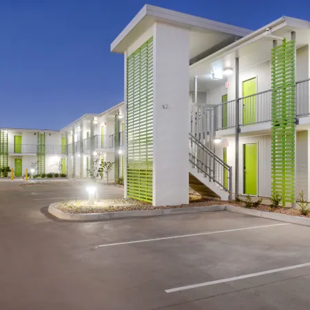 Mackay Oceanside Central Hotel Official
