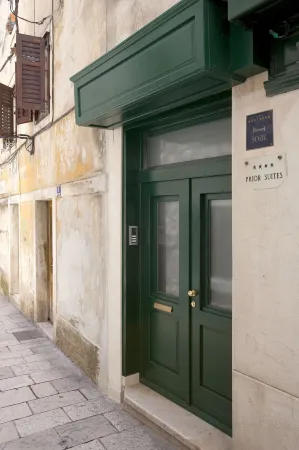 Prior Suites Split