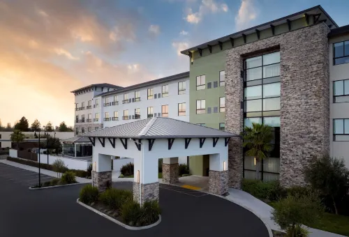 Hotel Centro Sonoma Wine Country, Tapestry by Hilton فنادق في Rohnert Park