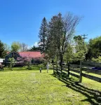 The Bunkhouse at CrowNestFarm! Dog Welcome! Communal Bathroom and Kitchenette. Taughannock Falls State Park附近的飯店