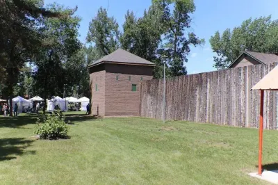 Make memories at our unique & family/pet-friendly log home in historic Ft Benton