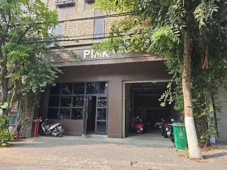 Pink Hotel Отели рядом с достопримечательностью «Cửa hàng phụ kiện thời trang BG»