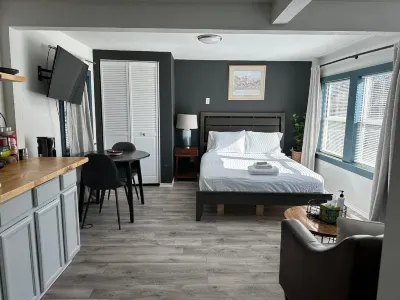 Cute Tiny House With Fenced Yard Near Plaza Dist Hotels in 