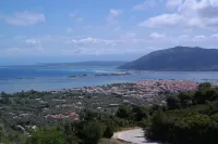 Eris Villa - Amazing View in Lefkada Hôtels à : Sfakiotes