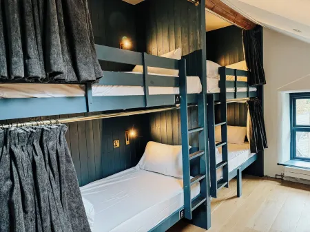 Base Camp Snowdonia, Gwersyll Cyntaf Eryri Отели в г. Trefriw