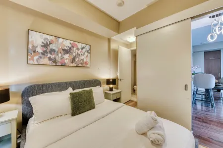 RivetStays - The York Отели рядом с достопримечательностью «CMU College of Makeup Art & Design»