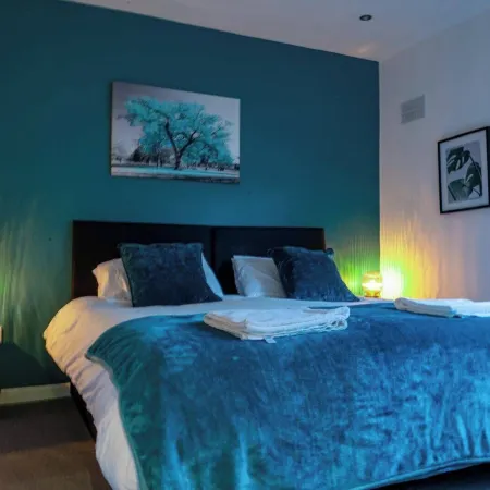 4Br-Sleeps8-Privategarden-Freeparking