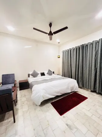 Hotel 7 Cr Отели рядом со станцией Vadodara Jn