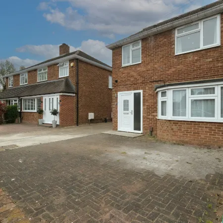 Stylish 4-Bedroom, 2-Bathroom Home in Brightside Avenue