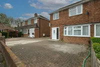 Stylish 4-Bedroom, 2-Bathroom Home in Brightside Avenue